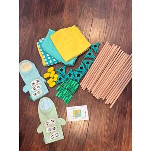 Lovevery Storyteller Montessori Puppet Theater Fort 40, 41, 42 Mos. W/ Puppets